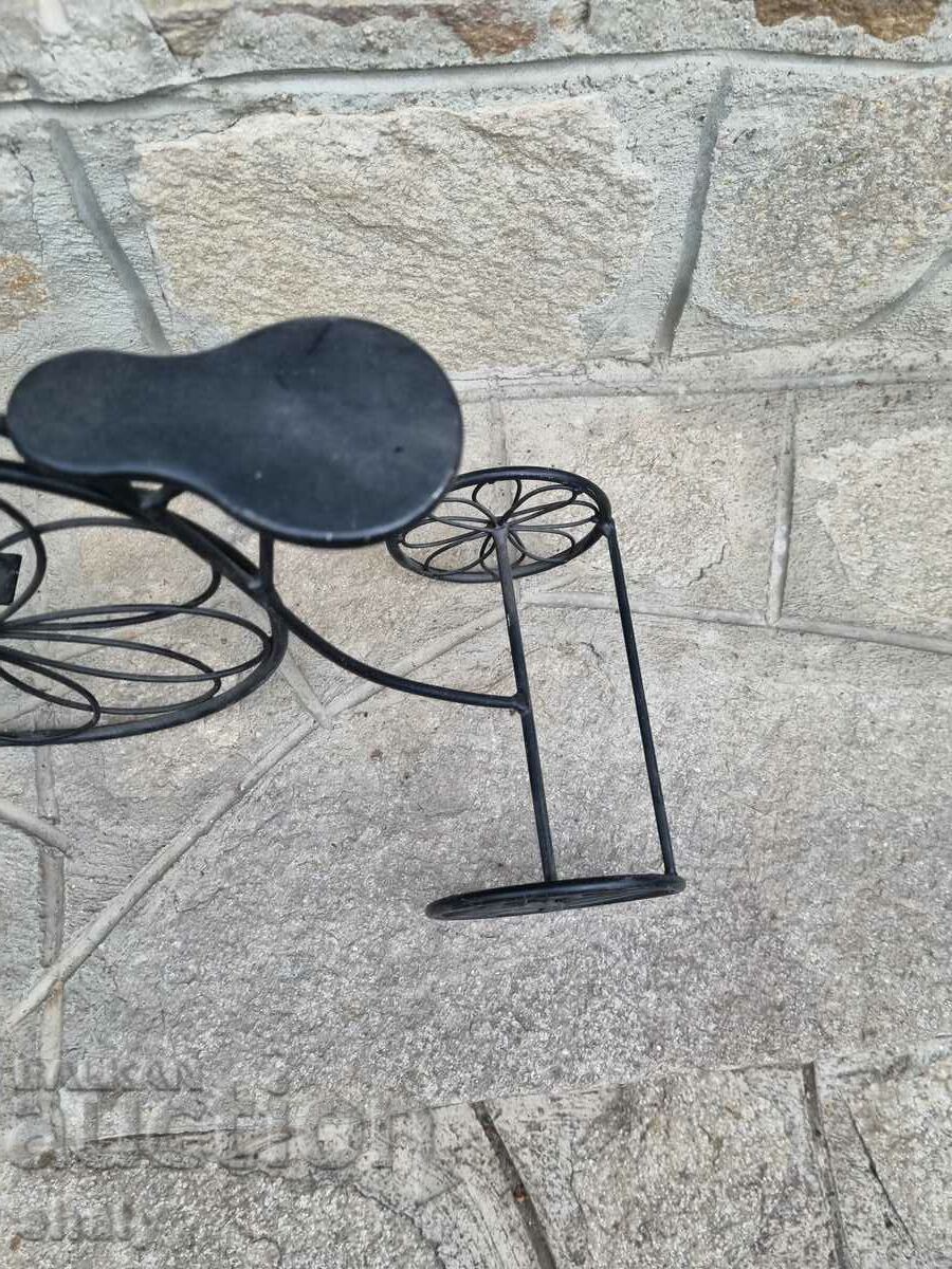 Livrarea O bicicletă de metal. Bicicleta veche Livrarea O bicicletă de metal. Bicicleta veche