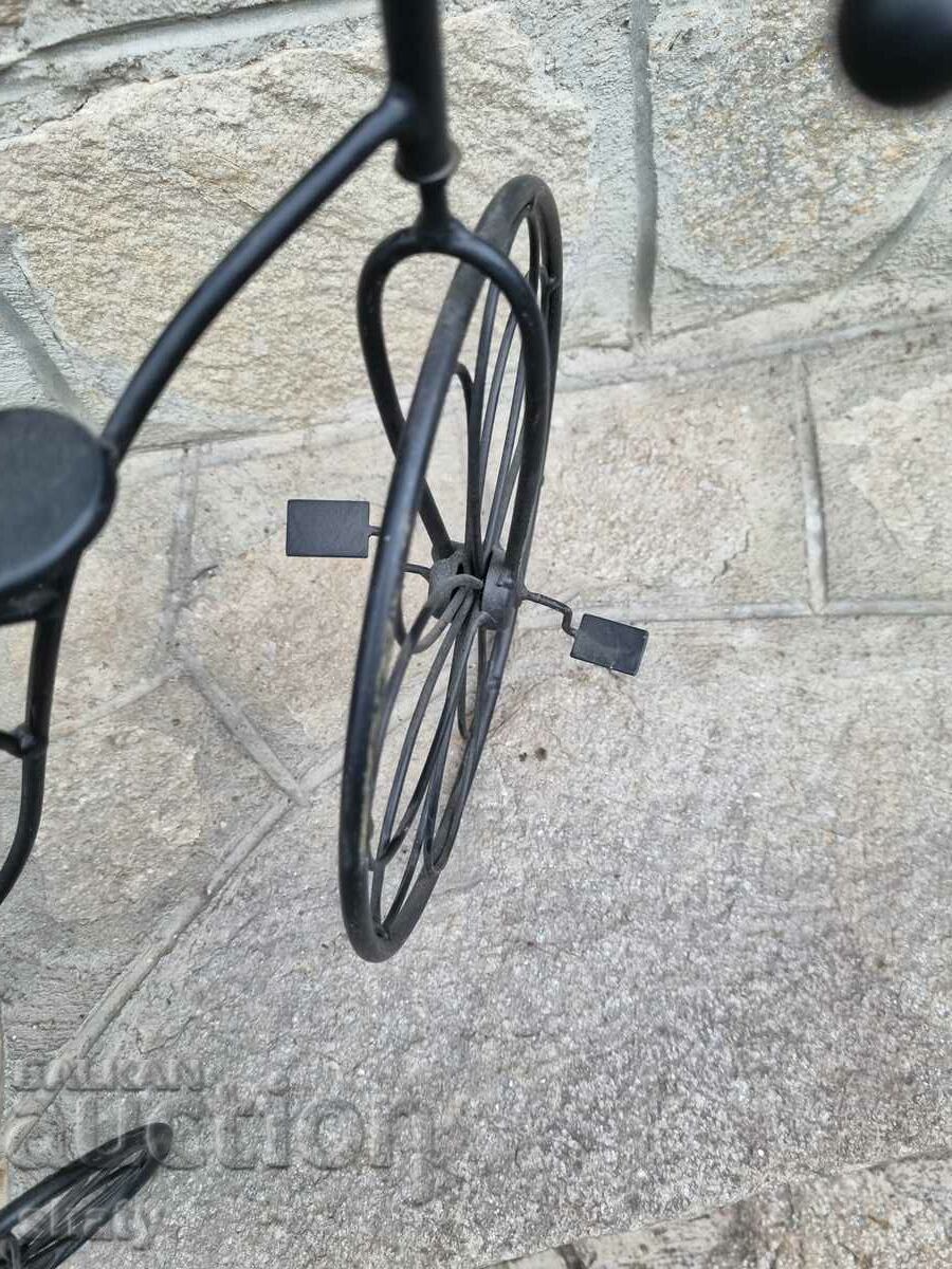 O bicicletă de metal. Bicicleta veche - 6 O bicicletă de metal. Bicicleta veche - 6