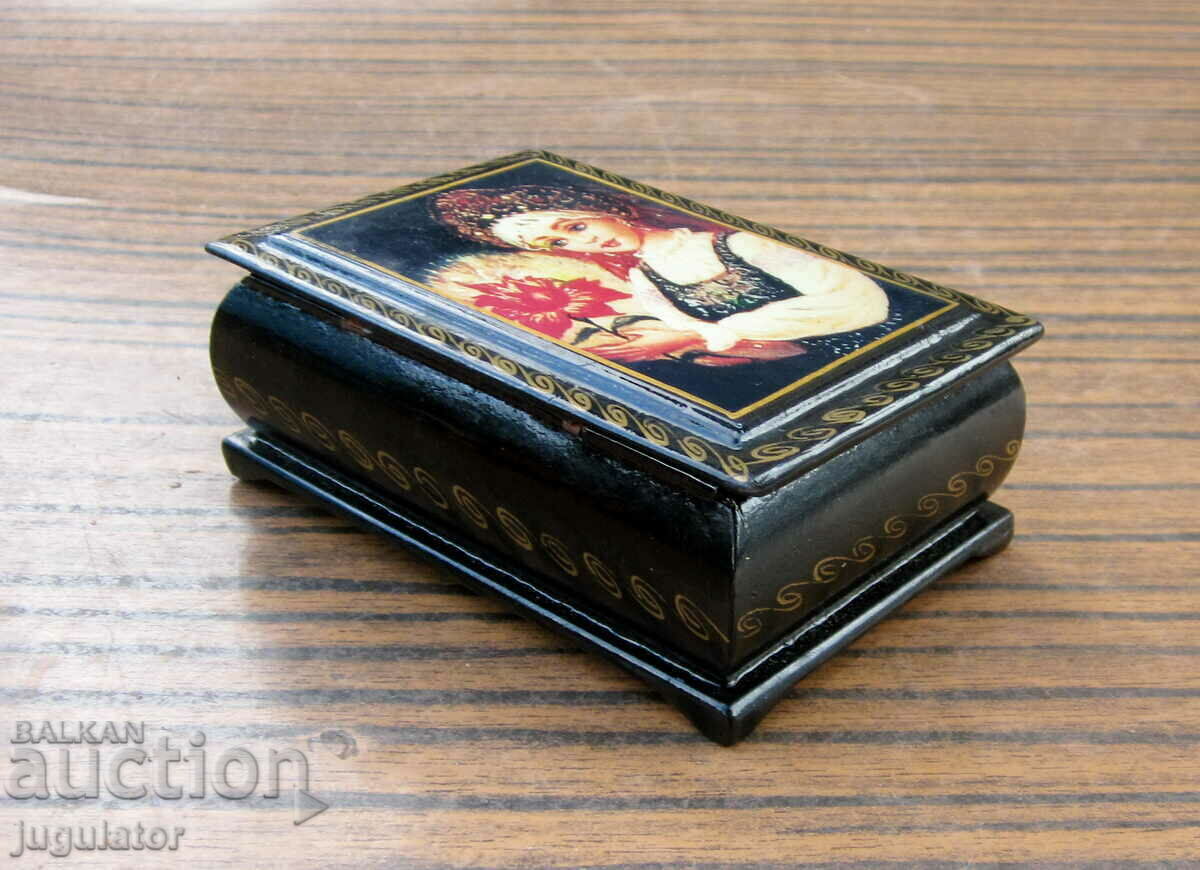 Licitație Cutie retro URSS, din lemn, sovietică, pentru bijuterii Licitație Cutie retro URSS, din lemn, sovietică, pentru bijuterii