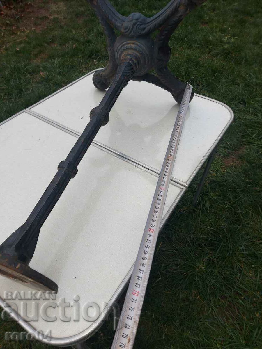 Auction  TABLE STAND - FIGURED CAST IRON - UP TO 11 kg.