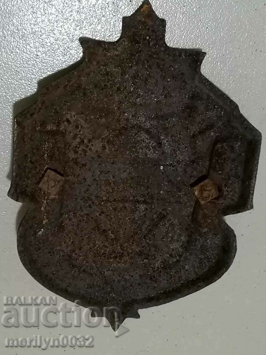 Emblema din fontă de la o sobă veche de fontă fugulară cu preț 69.00 BGN | € 35.28 Emblema din fontă de la o sobă veche de fontă fugulară cu preț 69.00 BGN | € 35.28