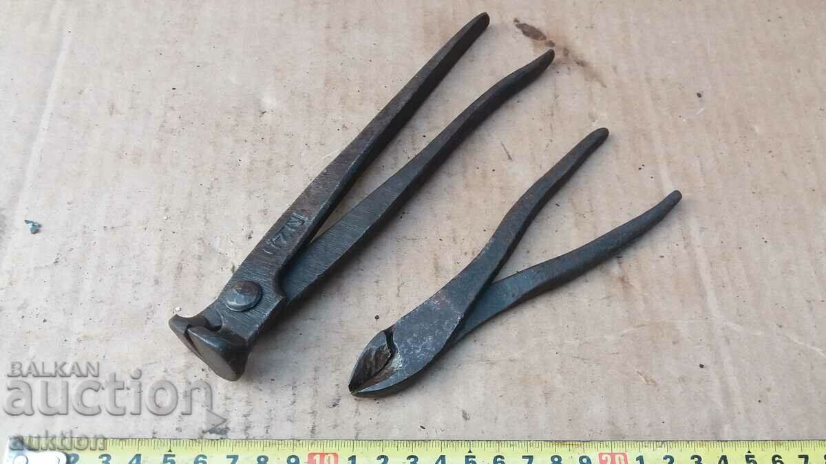 Auction  SET OF TWO RENAISSANCE TOOLS CARPET