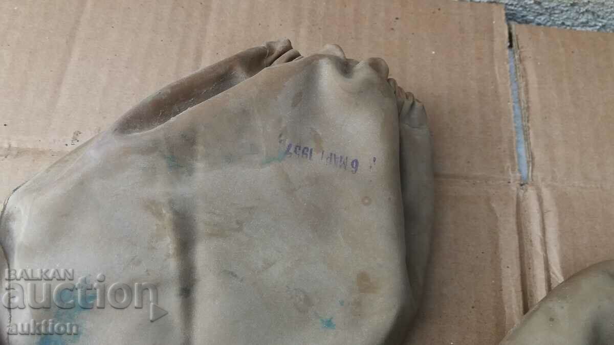 Delivery of MILITARY CHEMICAL GLOVES 1957 Delivery of MILITARY CHEMICAL GLOVES 1957