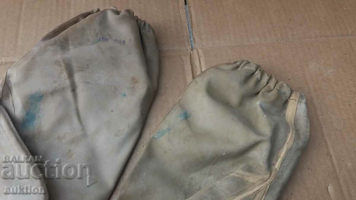 MILITARY CHEMICAL GLOVES 1957 - 5 MILITARY CHEMICAL GLOVES 1957 - 5