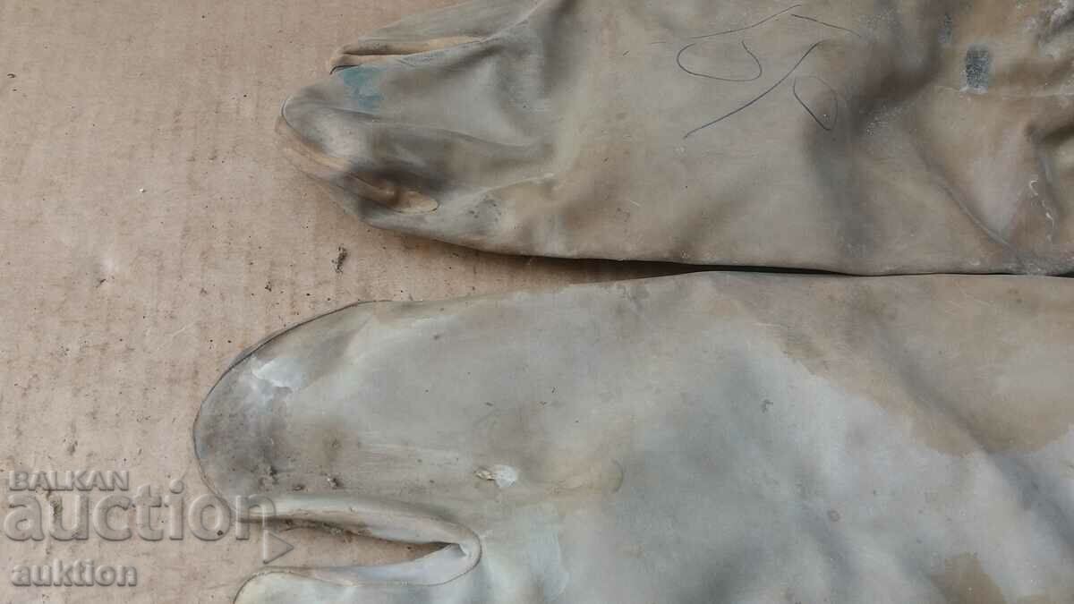 MILITARY CHEMICAL GLOVES 1957 - 6 MILITARY CHEMICAL GLOVES 1957 - 6
