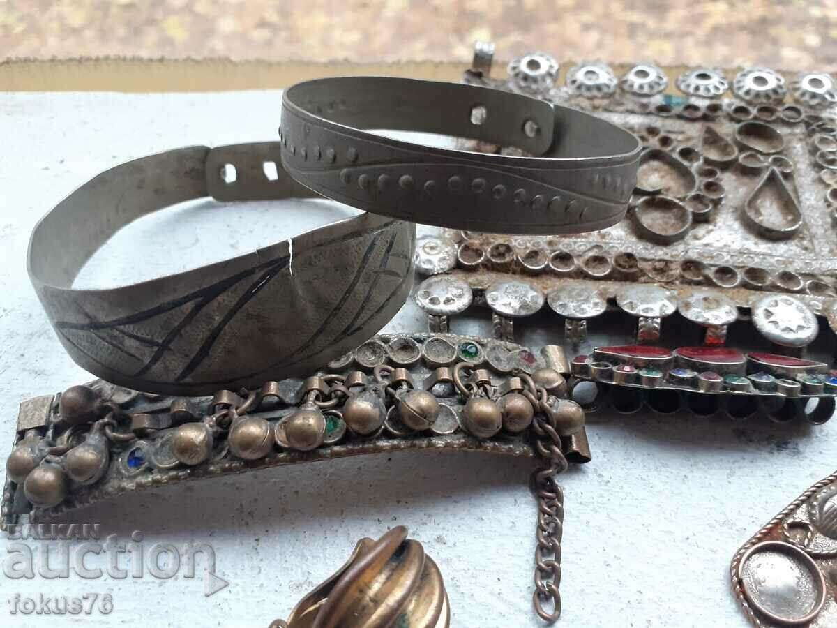 Auction Lot of jewelry pieces Auction Lot of jewelry pieces