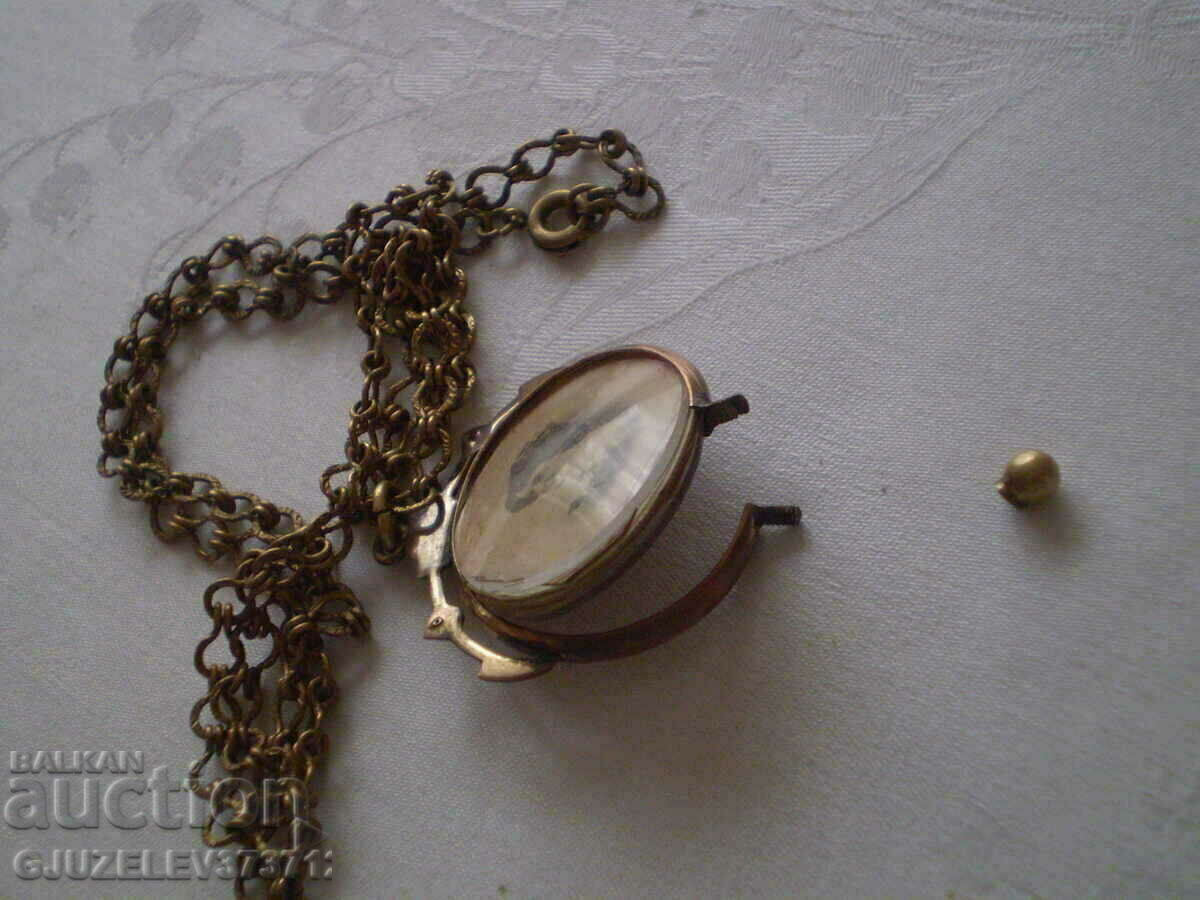 Auction Victorian period pendentive locket necklace biface Auction Victorian period pendentive locket necklace biface