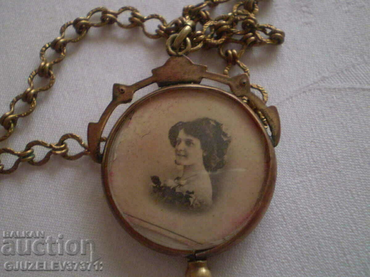 Delivery of Victorian period pendentive locket necklace biface Delivery of Victorian period pendentive locket necklace biface