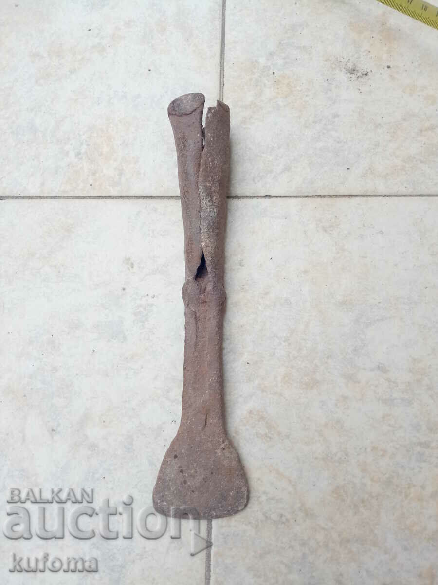 Παλαιό σφυρήλατο αντικείμενο