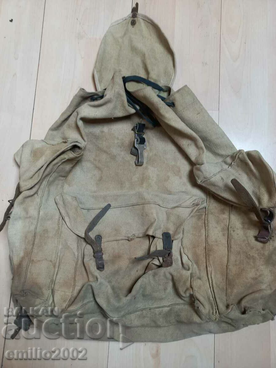 Стара туристическа или военна раница с цена 5.00 лв. | € 2.56 Стара туристическа или военна раница с цена 5.00 лв. | € 2.56