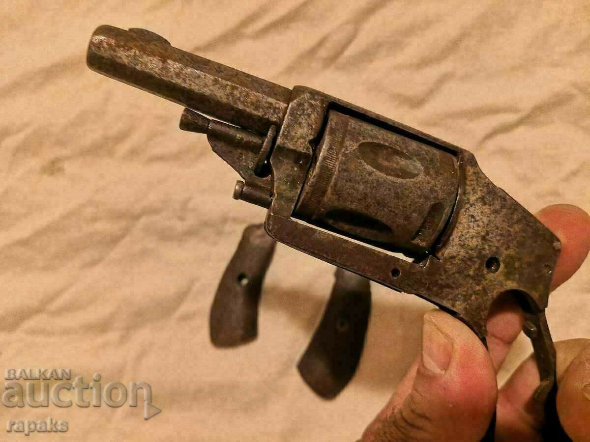 Delivery of A little old revolver. Pistol, pistol, pistol,