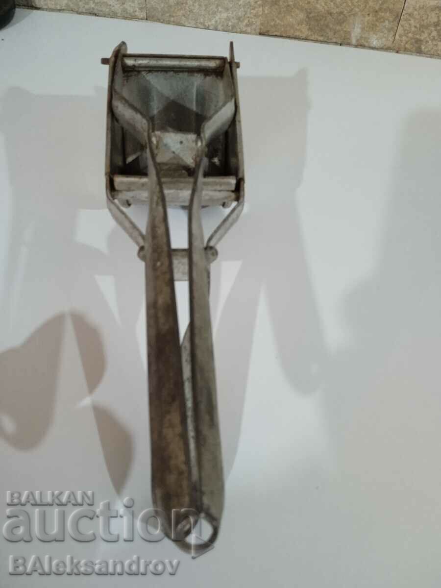 Auction Old kitchen utensils Auction Old kitchen utensils