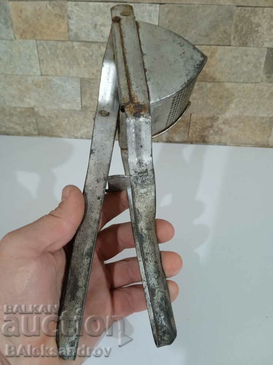 Delivery of Old kitchen utensils Delivery of Old kitchen utensils