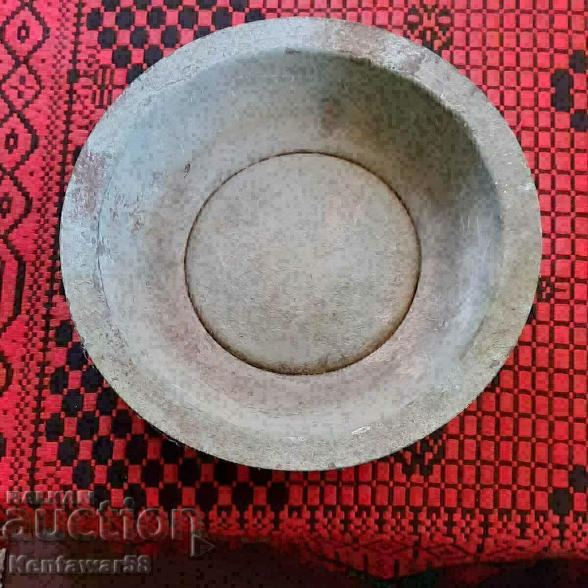 Старинна бакърена чиния.