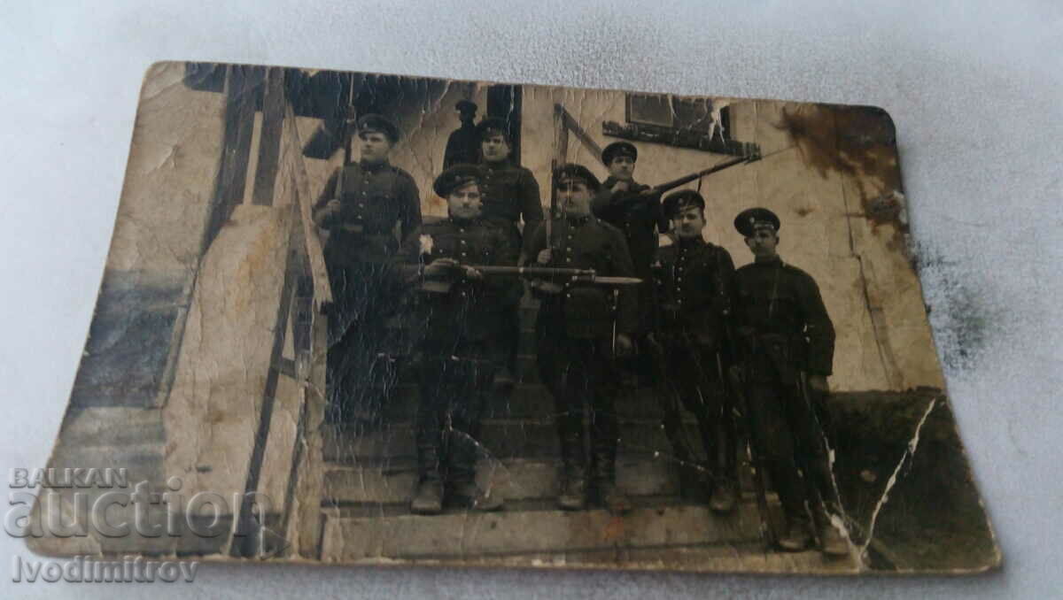 Photo Soldiers with rifles with bayonets