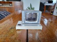 Παλιά τηλεόραση με σουβενίρ