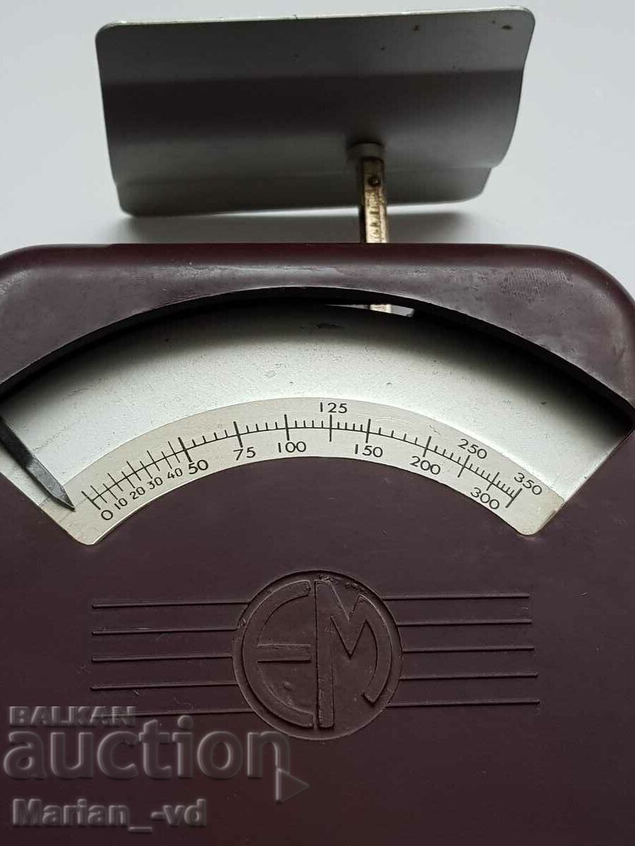 Old bakelite scale with price 50.00 BGN | € 25.56