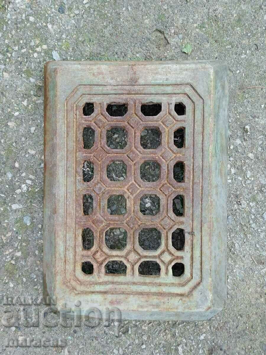 Licitație Capac din fontă de la o sobă veche Licitație Capac din fontă de la o sobă veche