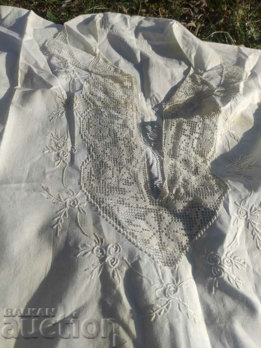 Auction  Women's nightgown, chaise longue with lace