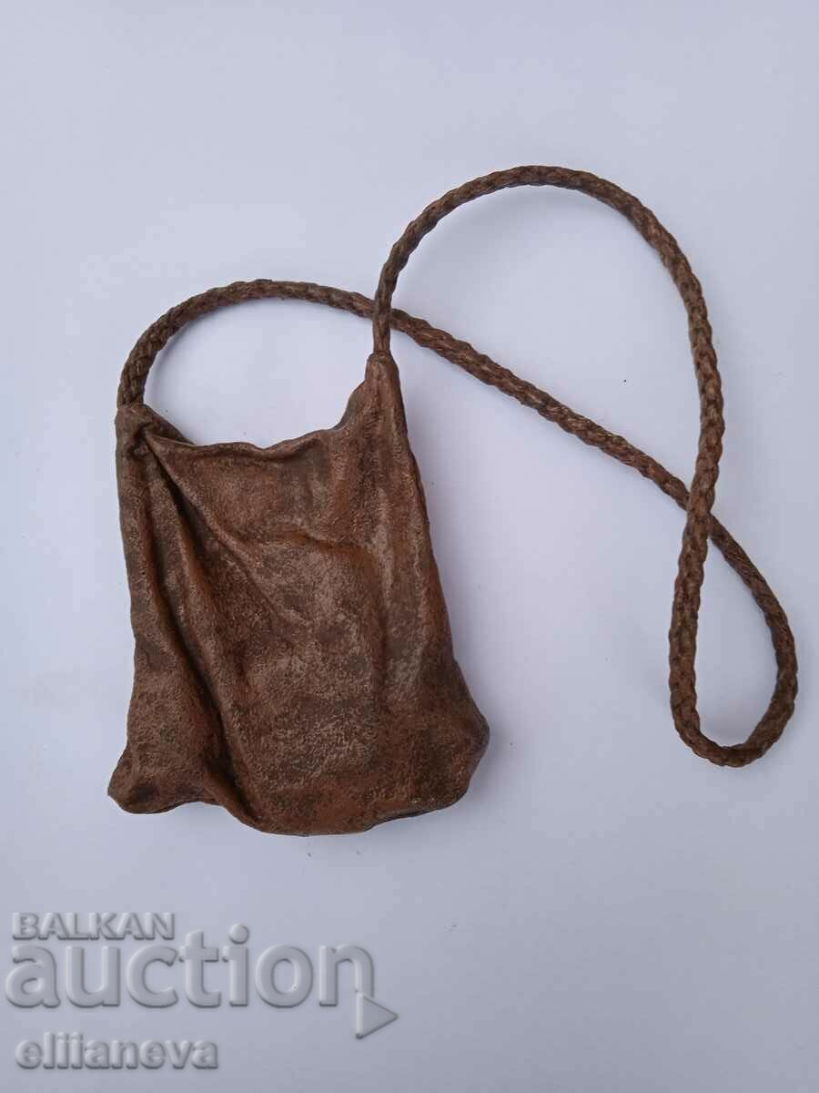 Vintage decorative leather bag with price 20.00 BGN | € 10.23 Vintage decorative leather bag with price 20.00 BGN | € 10.23