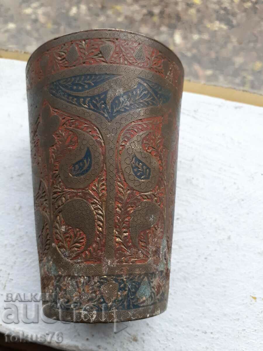 Cupă veche din bronz gravată