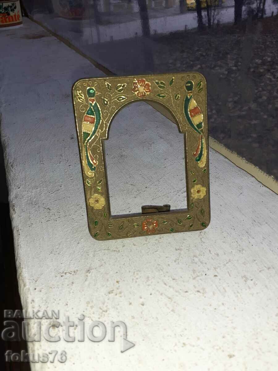 Παλιά μικρή μπρούτζινη κορνίζα με σμάλτο με τιμή 40.00 BGN | € 20.45