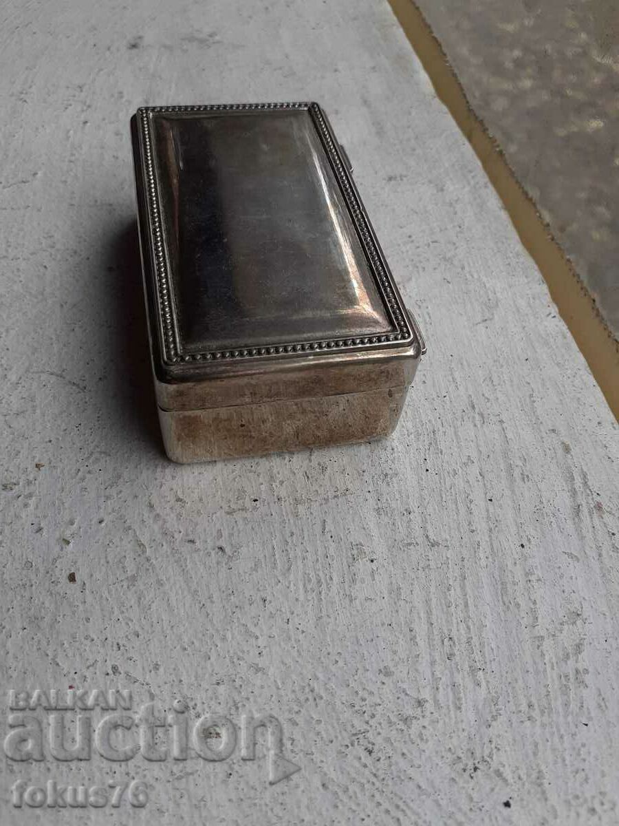 Auction Old antique metal tin box Auction Old antique metal tin box