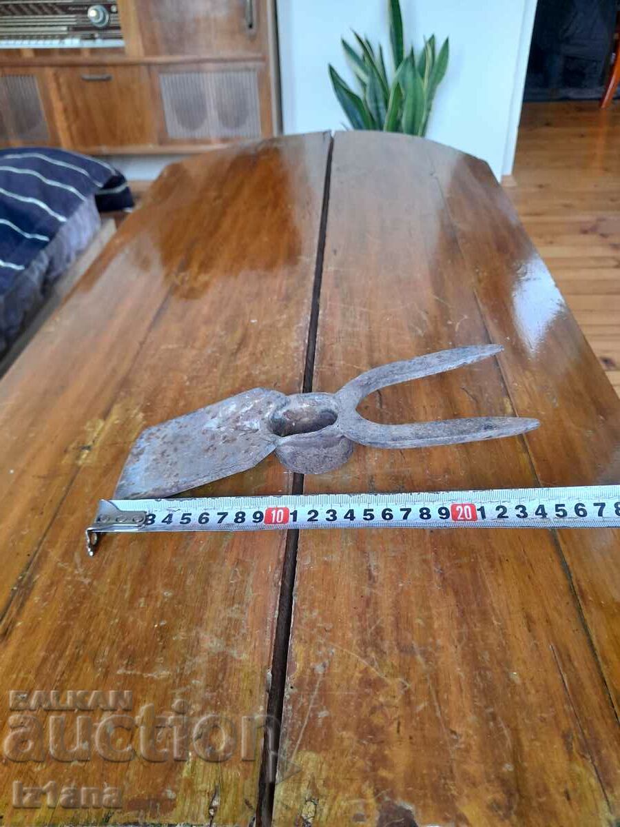 Auction Ancient pick, motif, prawn Auction Ancient pick, motif, prawn