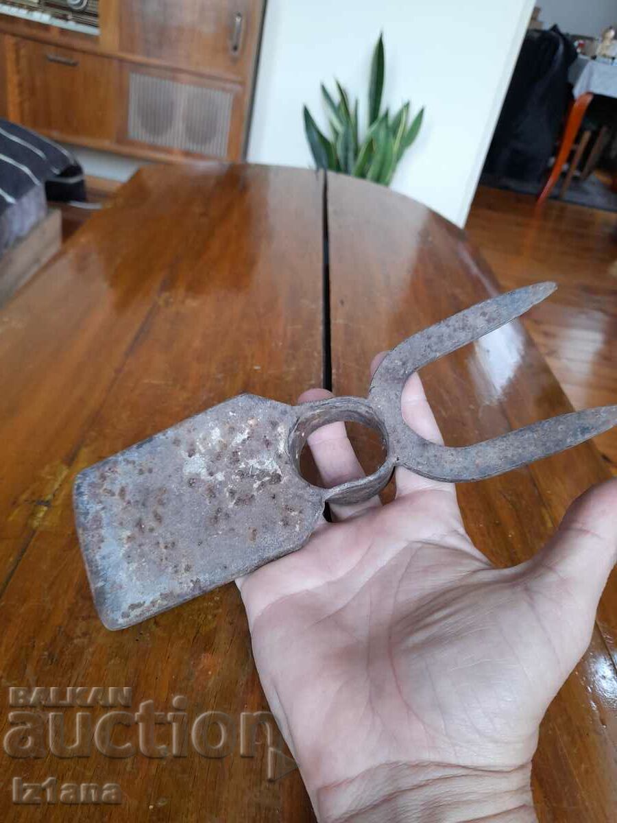 Delivery of Ancient pick, motif, prawn Delivery of Ancient pick, motif, prawn