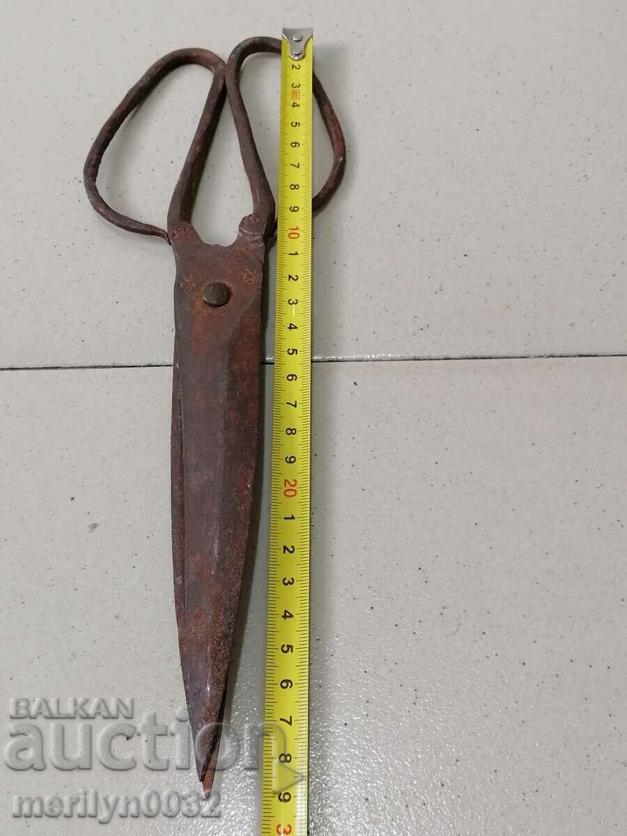 Delivery of Vintage wrought iron scissors Delivery of Vintage wrought iron scissors