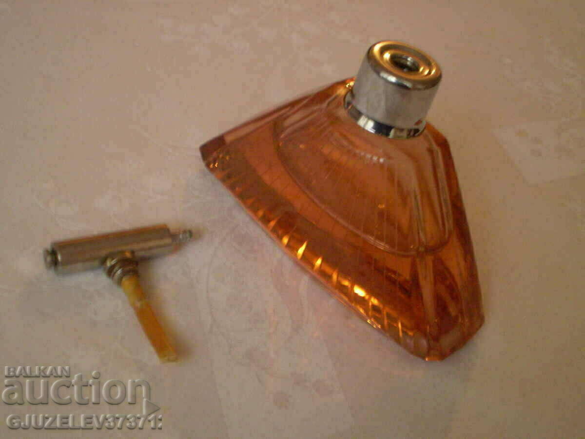 Auction 1930s Art Deco crystal glass perfume bottle Auction 1930s Art Deco crystal glass perfume bottle