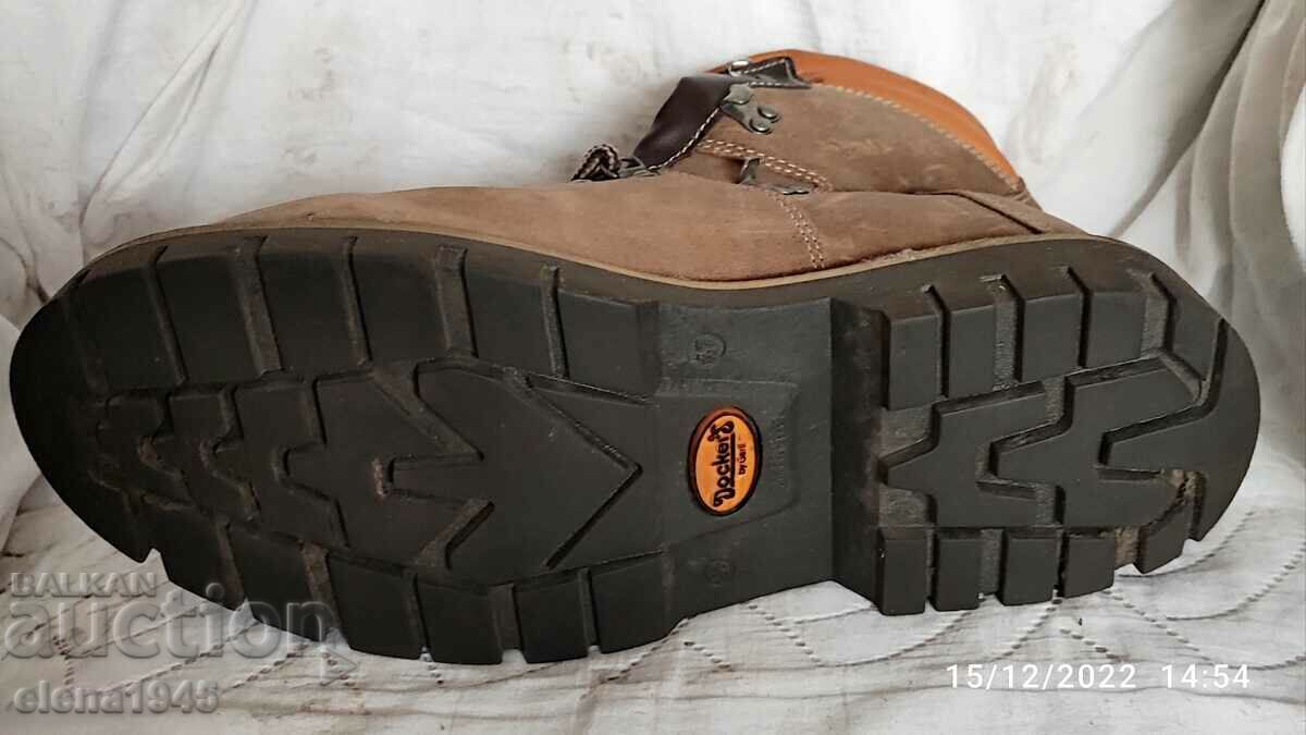Delivery of DOCKERS hiking boots Delivery of DOCKERS hiking boots