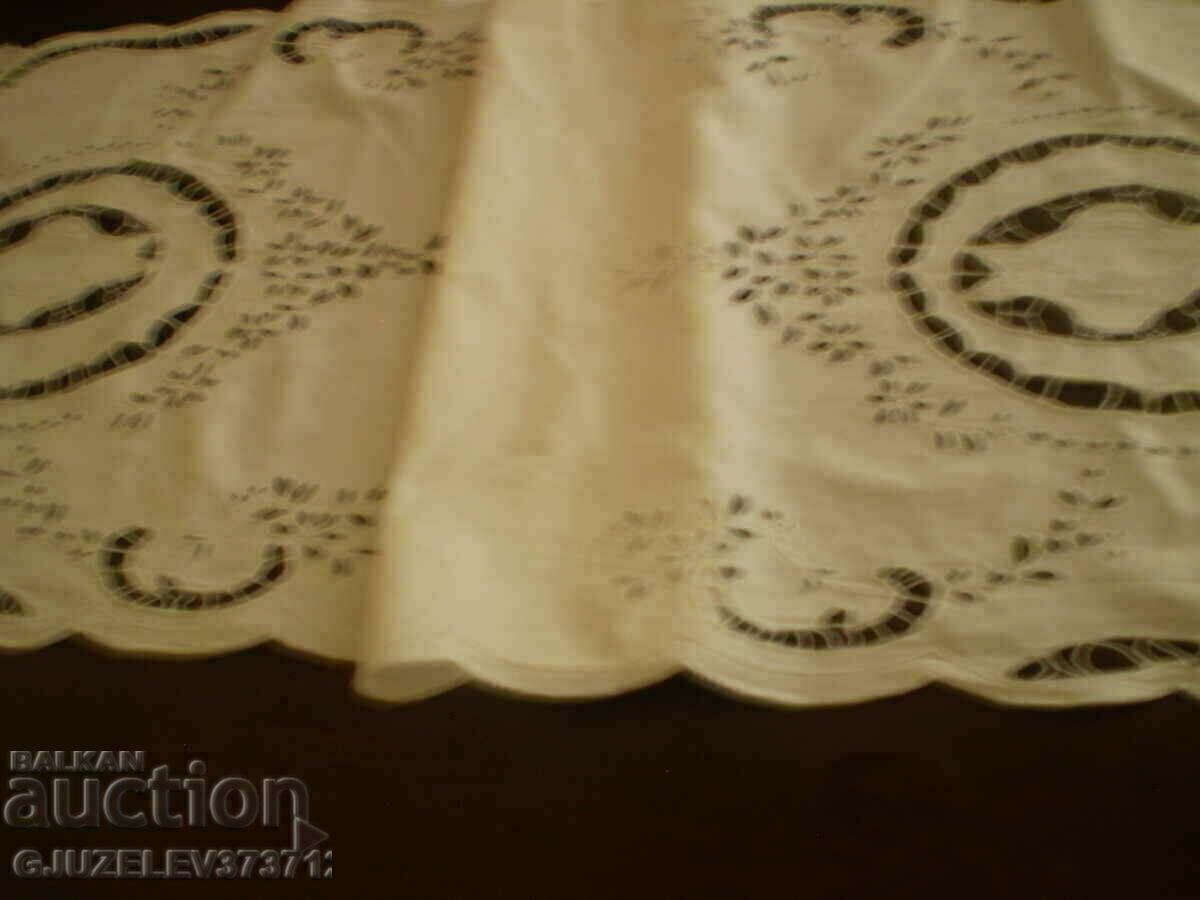 Table cover white cut embroidery 134 cm x 42 cm - 6