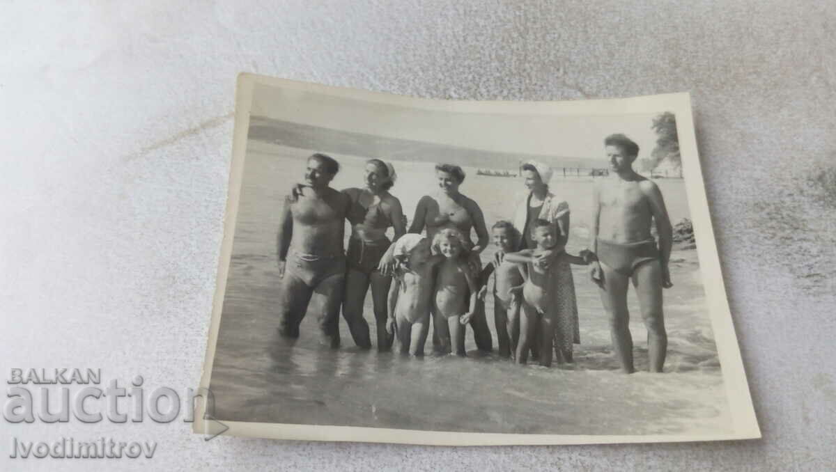 Снимка Мъже жени и деца на брега на морето