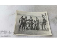 Снимка Мъже жени и деца на брега на морето