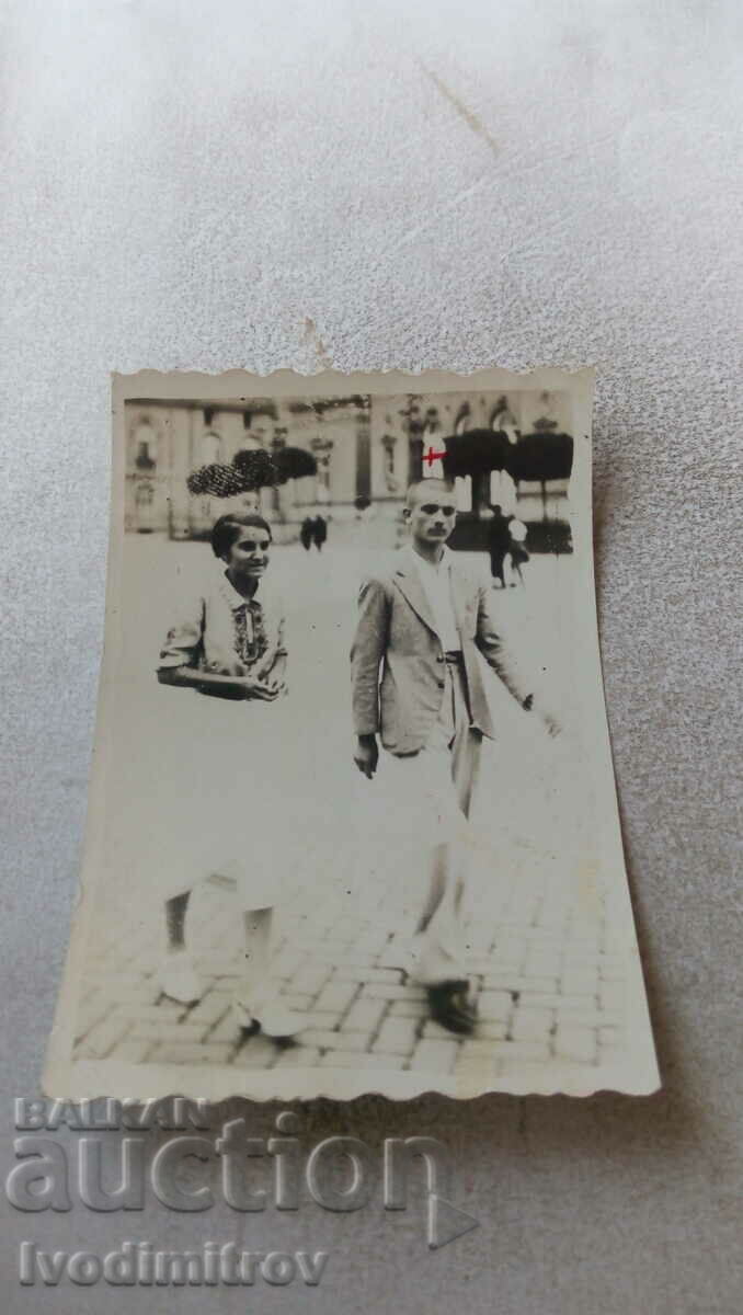 Photo Sofia A man and a woman on a walk along Tsaria, 1939
