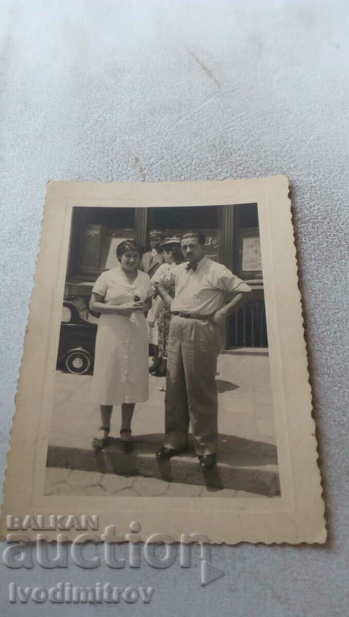 Снимка София Мъж и жена на тротоара 1939