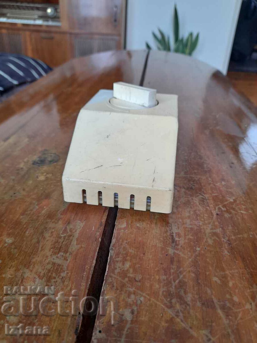 Vechiul regulator de tensiune PME 150 cu preț 10.00 BGN | € 5.11 Vechiul regulator de tensiune PME 150 cu preț 10.00 BGN | € 5.11