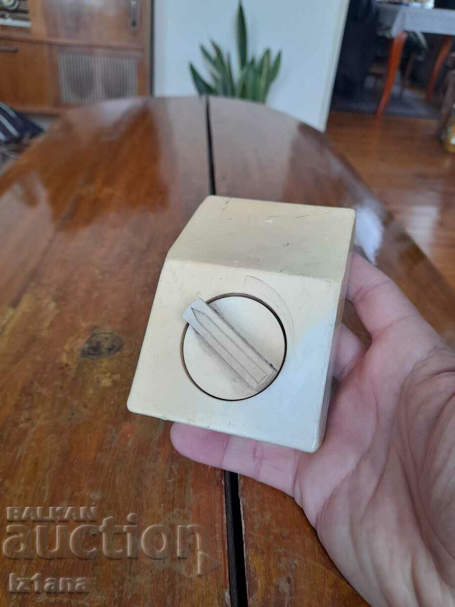 Licitație Vechiul regulator de tensiune PME 150 Licitație Vechiul regulator de tensiune PME 150