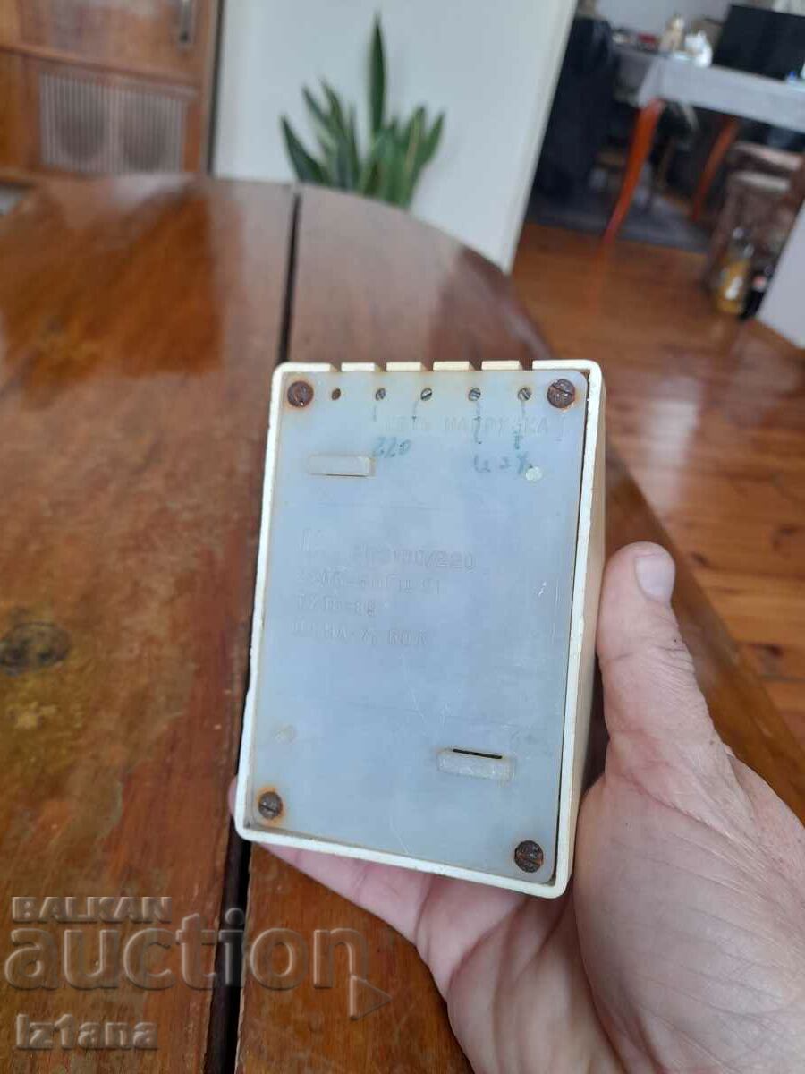 Livrarea Vechiul regulator de tensiune PME 150 Livrarea Vechiul regulator de tensiune PME 150