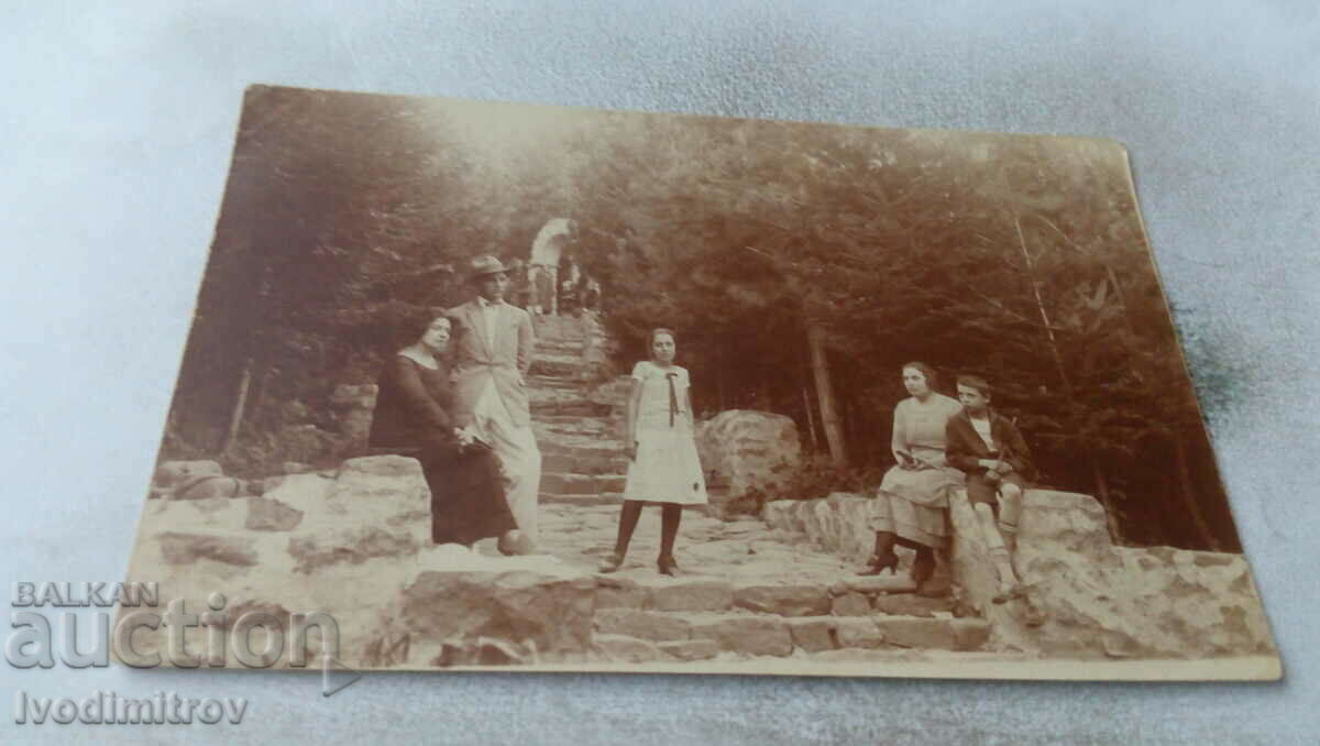 С-ка Русе Мъж две жени момче и момиче на стълби в парка 1925