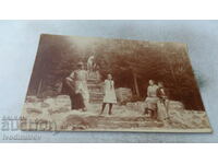 Η κυρία Ruse Man δύο γυναίκες αγόρι και κορίτσι στις σκάλες στο πάρκο 1925