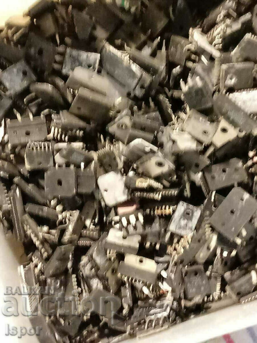 1кг големи транзистори с цена 40.00 лв. | € 20.45 1кг големи транзистори с цена 40.00 лв. | € 20.45