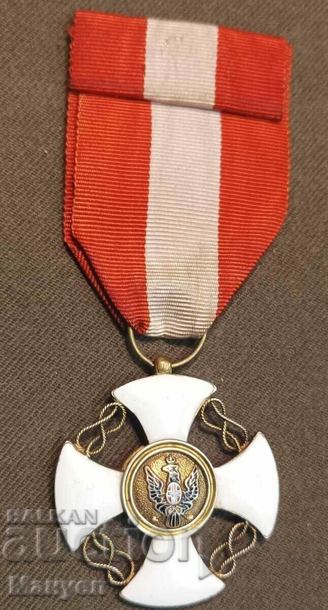 Delivery of "Order of the Crown" 5th century, gold with box.