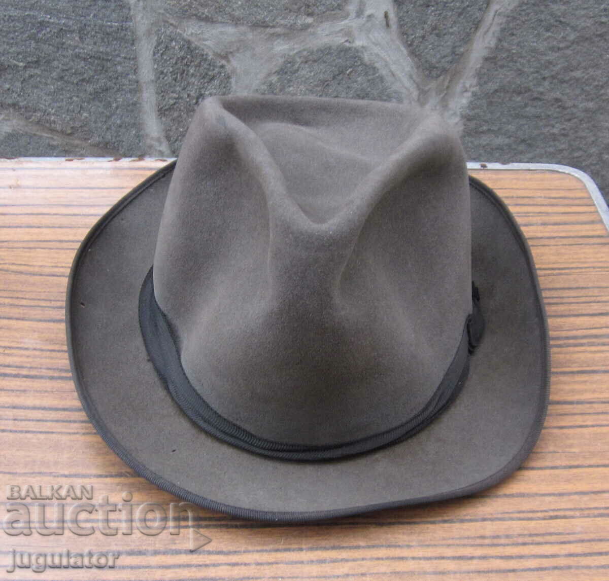 ретро старо Българско бомбе шапка кепе от кадифе