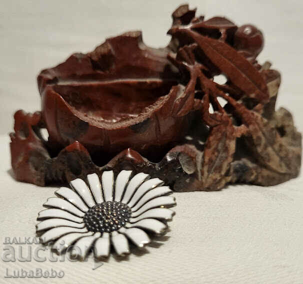 Anton Michelsen 'Marguerite daisy' classic brooch with price 360.00 BGN | € 184.07 Anton Michelsen 'Marguerite daisy' classic brooch with price 360.00 BGN | € 184.07