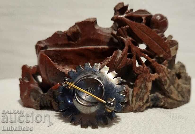 Auction Anton Michelsen 'Marguerite daisy' classic brooch Auction Anton Michelsen 'Marguerite daisy' classic brooch