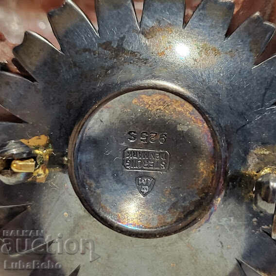 Delivery of Anton Michelsen 'Marguerite daisy' classic brooch Delivery of Anton Michelsen 'Marguerite daisy' classic brooch