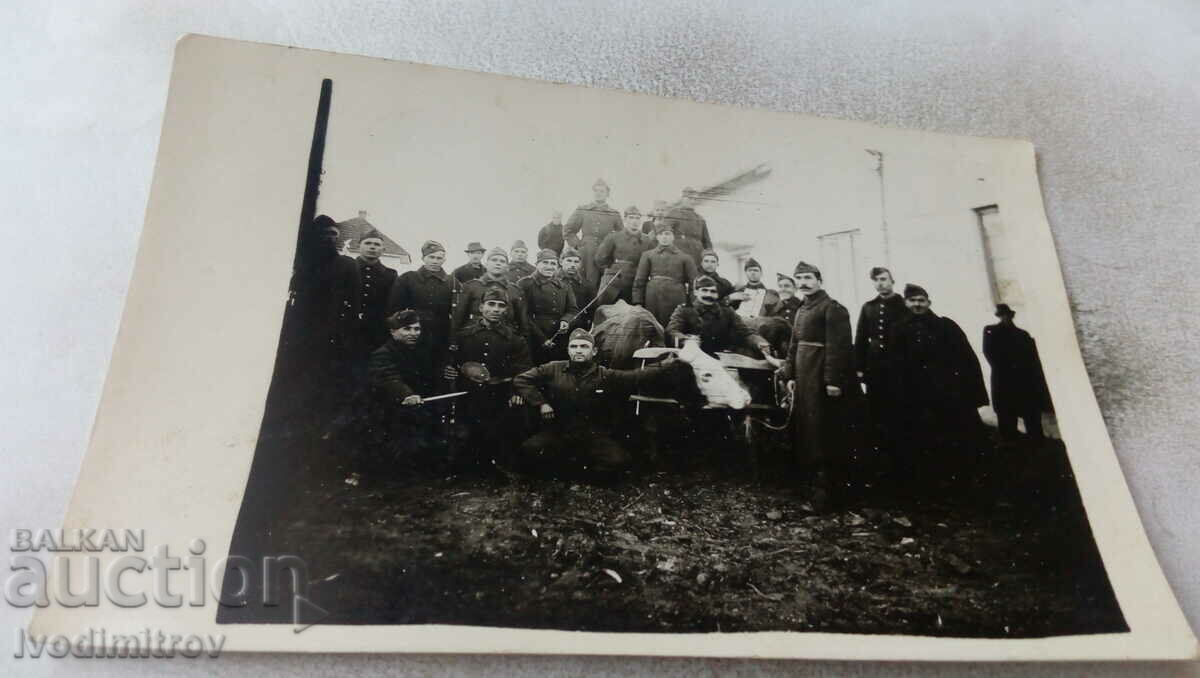 Foto Ofițeri și soldați cu un car de boi