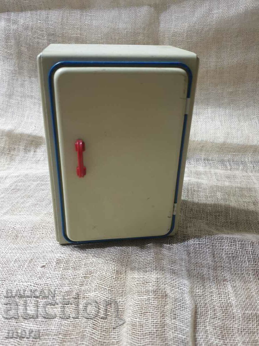 Старинна метална играчка-хладилник с цена 35.00 лв. | € 17.90 Старинна метална играчка-хладилник с цена 35.00 лв. | € 17.90